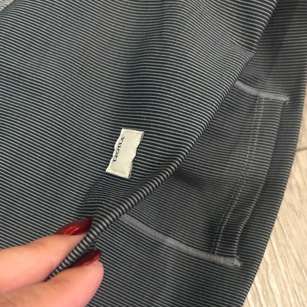 Vuori Women's Gray Leggings - Picture 4 of 5